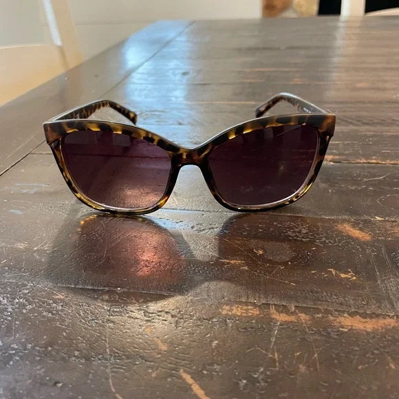 Guess Tortoise Shell Sunglasses - Picture 2 of 6